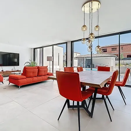 Modern With Pool Narbonne